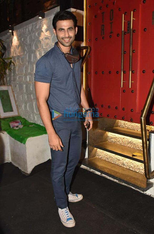 photos manish malhotra sophie choudry and others spotted at tori in khar 5