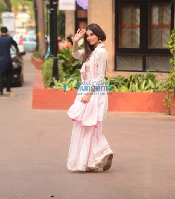 photos mouni roy snapped at iskcon temple in juhu 4
