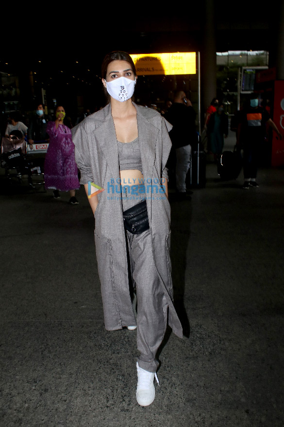 photos nora fatehi kriti sanon and malaika arora snapped at the airport 2