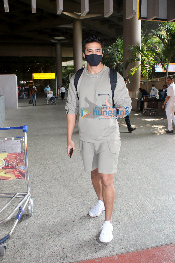 photos nora fatehi kriti sanon and others snapped at the airport 1