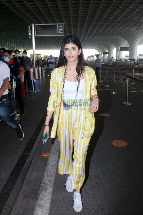 photos pooja hegde richa chadda john abraham and others snapped at the airport 3