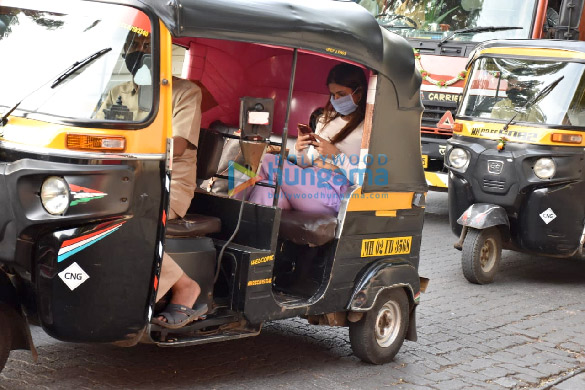 photos pranutan bahl snapped during a rickshaw ride in juhu 3