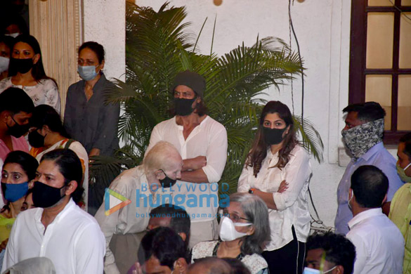 photos rajiv kapoors last rites take place in mumbai 4
