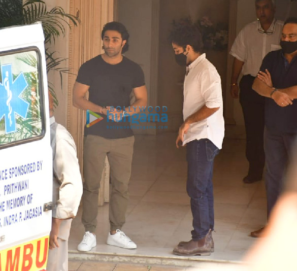 photos rajiv kapoors mortal remains arrives at his residence 2