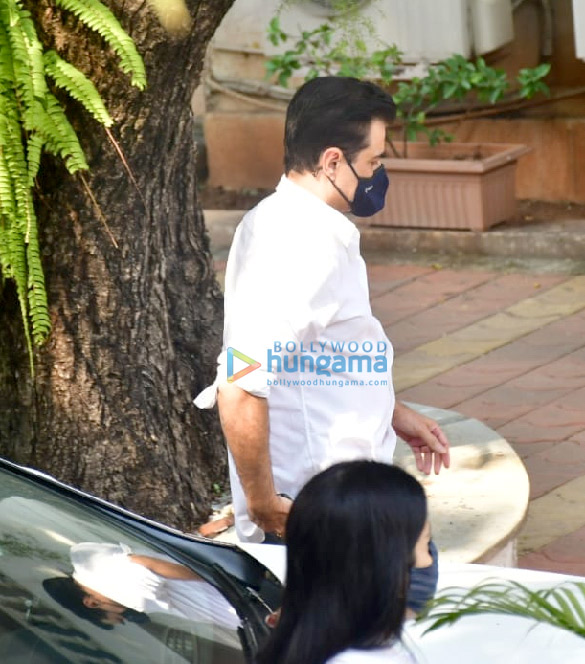 photos rajiv kapoors mortal remains arrives at his residence 3
