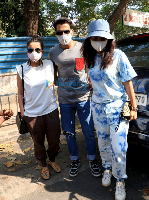 Photos: Rajkummar Rao and Patralekha snapped at Kitchen Garden in Juhu Photos: Rajkummar Rao and Patralekha snapped at Kitchen Garden in Juhu
