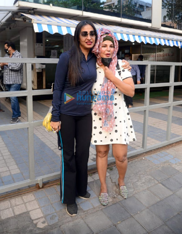 Photos: Rakhi Sawant and Kashmera Shah snapped in Juhu Photos: Rakhi Sawant and Kashmera Shah snapped in Juhu