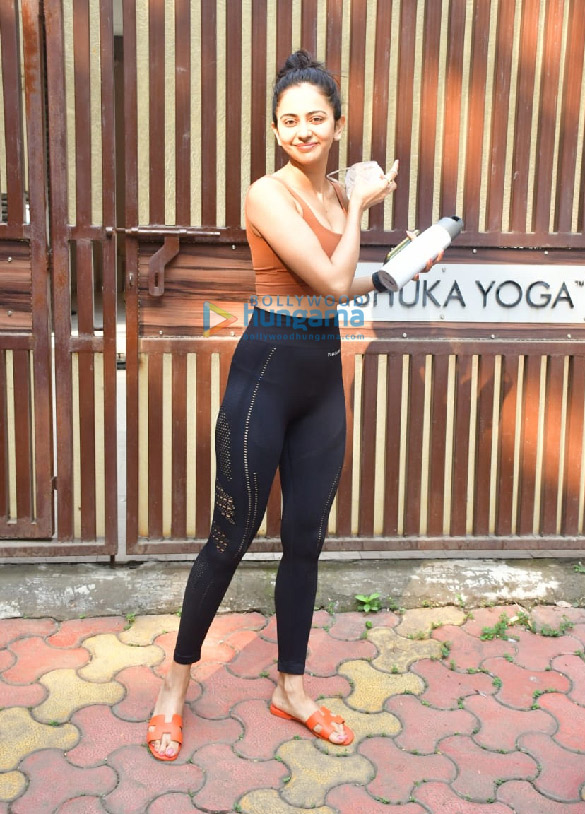 photos rakul preet singh and jackky bhagnani spotted at anshuka yoga class in bandra 3