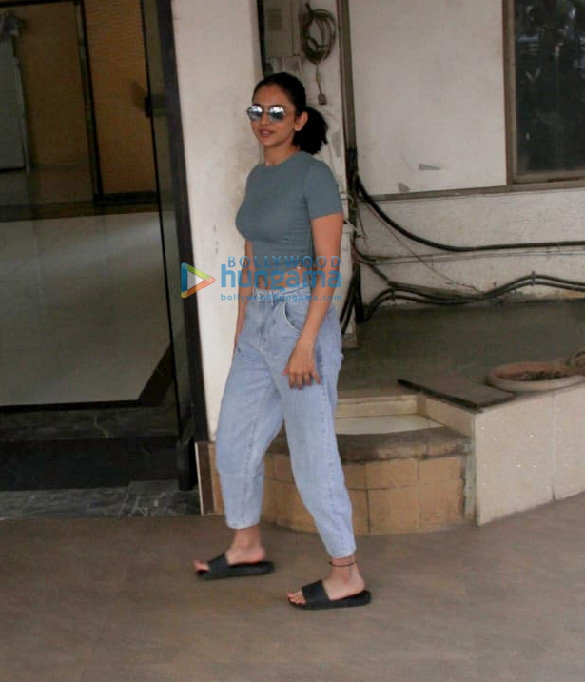 photos rakul preet singh spotted in bandra 3 6