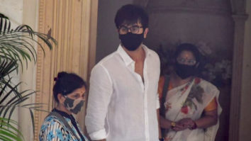 Ranbir Kapoor, Karisma Kapoor and others arrive at Rajiv Kapoor’s Bungalow in Chembur