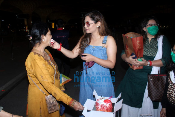 photos rashami desai celebrates birthday at the airport 1