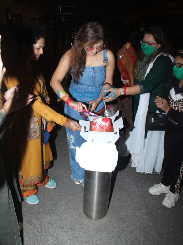 photos rashami desai celebrates birthday at the airport 5