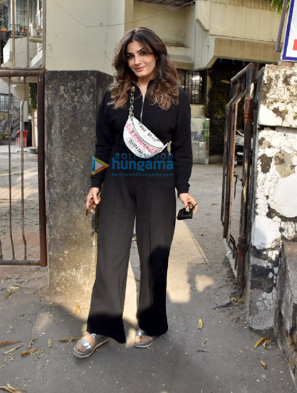 photos raveena tandon snapped at salon in juhu 2
