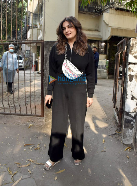 photos raveena tandon snapped at salon in juhu 3