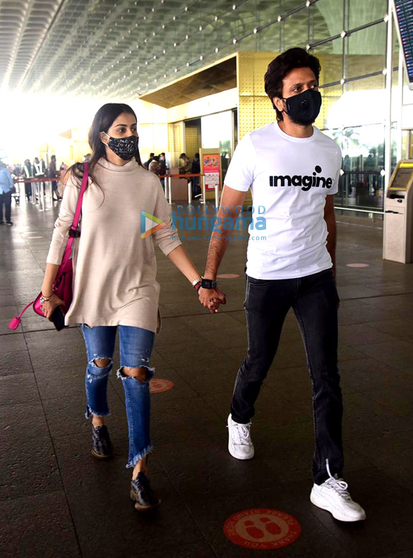 photos riteish deshmukh genelia dsouza and hiten tejwani spotted at the airport 3