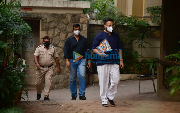 photos saif ali khan spotted in bandra 1