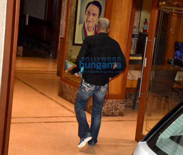 photos sanjay dutt snapped in bandra 4