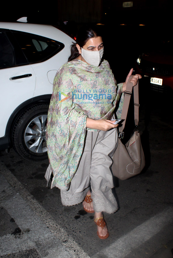 photos sara ali khan amrita singh and dheeraj dhoopar snapped at the airport 2