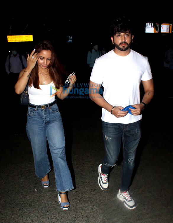 photos sara ali khan amrita singh and dheeraj dhoopar snapped at the airport 3
