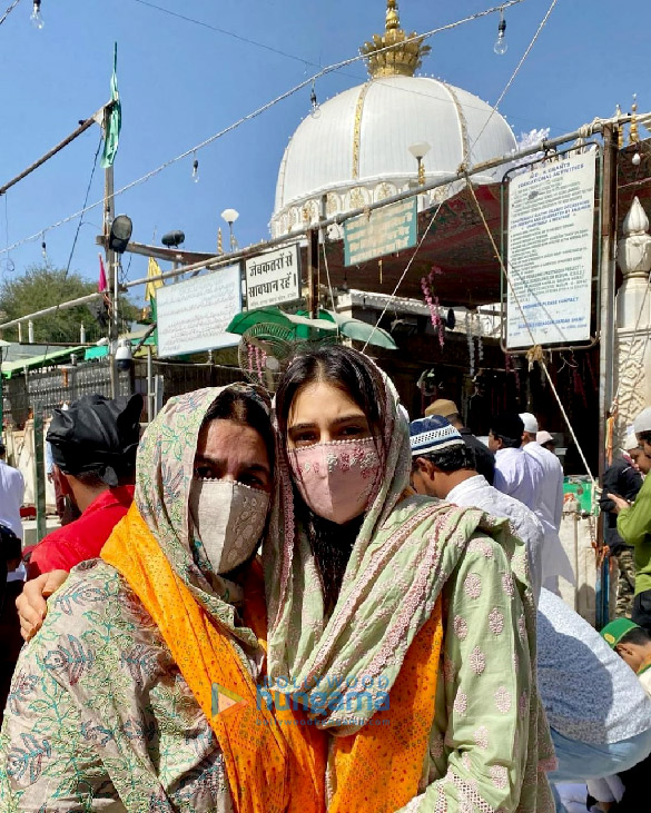 photos sara ali khan with mom amrita singh at ajmer sharif dargha 1