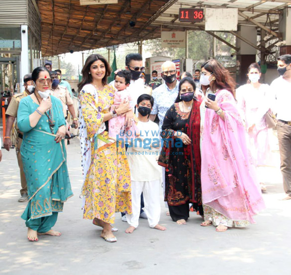 Photos: Shilpa Shetty and family snapped at Siddhivinayak Temple