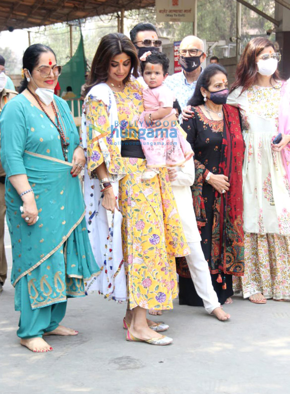 photos shilpa shetty and family snapped at siddhivinayak temple 3