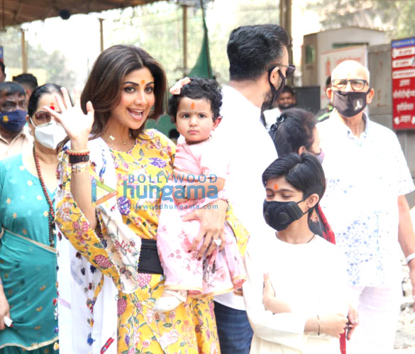 photos shilpa shetty and family snapped at siddhivinayak temple 5