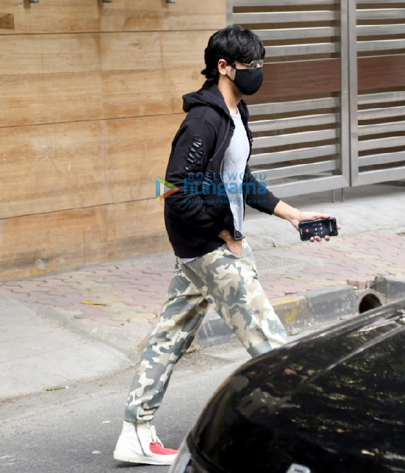 photos sidharth malhotra spotted outside a clinic 2