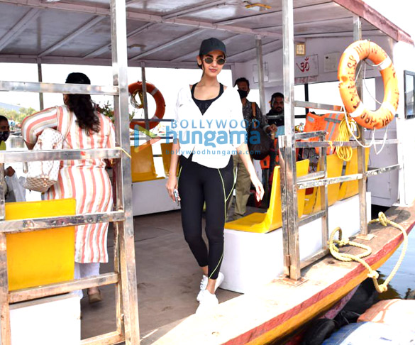 photos sonal chauhan spotted at versova jetty 4