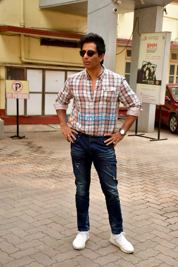 photos sonu sood snapped in bandra 3