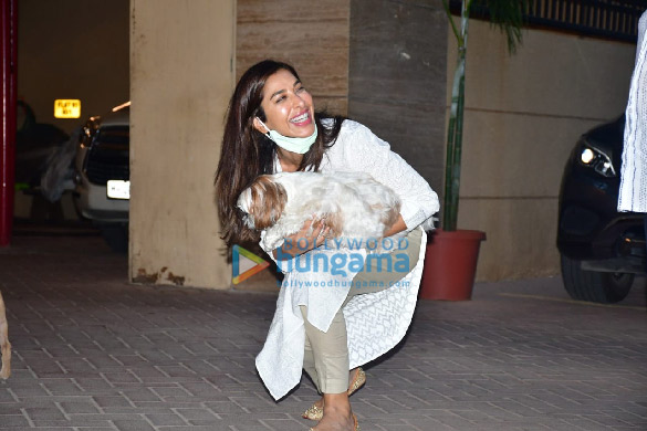 photos sophie choudry spotted in bandra playing with a street dog 1