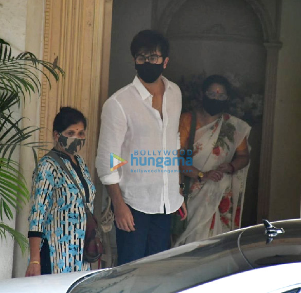 photos the kapoor family and others arrive at the late rajiv kapoors residence to pay their respect more 3