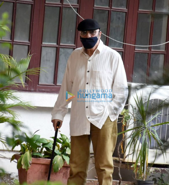 photos the kapoor family and others arrive at the late rajiv kapoors residence to pay their respect5 2