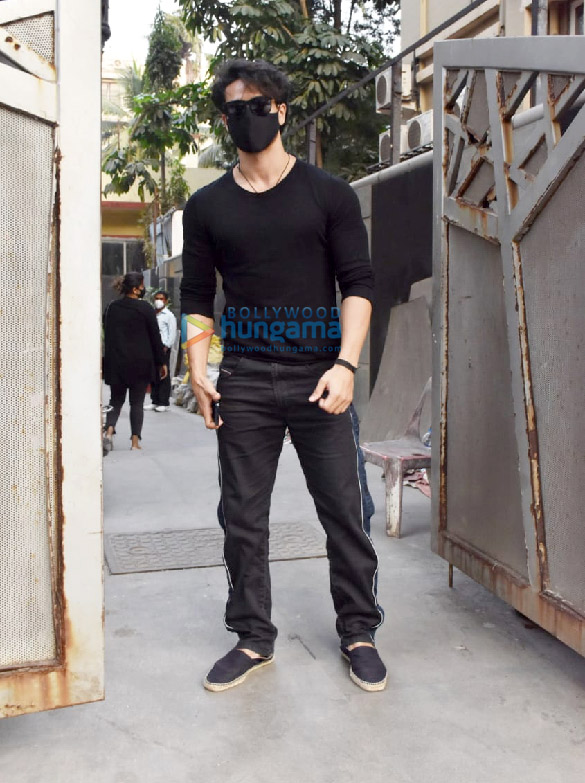 Photos: Tiger Shroff snapped at the Pooja Entertainment office in Juhu Photos: Tiger Shroff snapped at the Pooja Entertainment office in Juhu