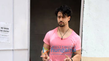 Photos: Tiger Shroff snapped at the gym in Andheri
