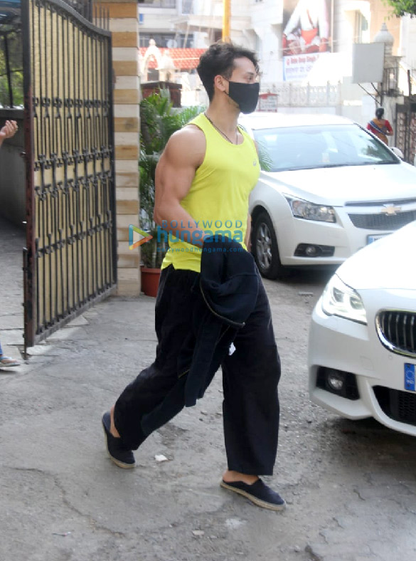 photos tiger shroff spotted in santacruz 3