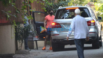 Photos: Varun Dhawan snapped at gym in Juhu