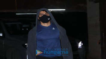 Photos: Varun Dhawan snapped at gym in Juhu