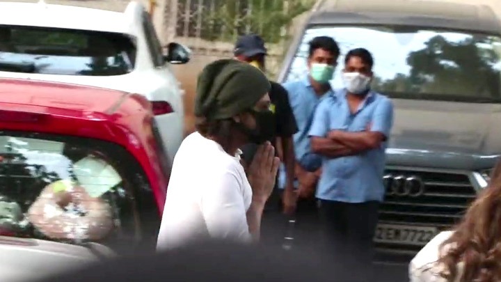 Shah Rukh Khan and Alia Bhatt arrive at Rajiv Kapoor’s Bungalow in Chembur