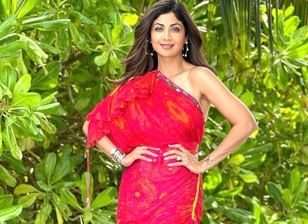 Shilpa Shetty makes a case for perfect beach look in Maldives with printed saree dress worth Rs. 25,000