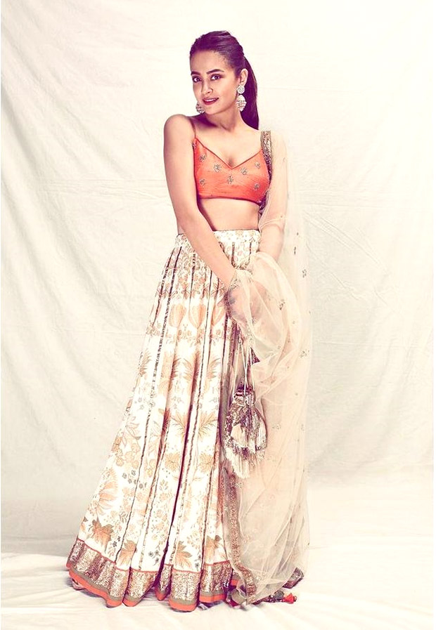 Surveen Chawla’s coral floral print lehenga worth Rs. 39,900 is perfect for wedding season festivities
