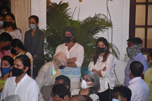 Rajiv Kapoor funeral: Ranbir Kapoor lends shoulder to uncle’s mortal remains; Alia Bhatt, Shah Rukh Khan attend