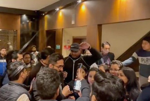 Shillong youth gate-crash Ayushmann Khurrana’s hotel while he shoots Anek, the star leaves his dinner to meet them Shillong youth gate-crash Ayushmann Khurrana’s hotel while he shoots Anek, the star leaves his dinner to meet them