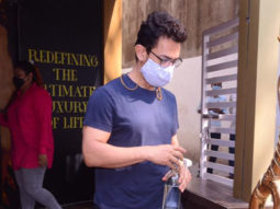 Aamir Khan spotted at a salon in Bandra