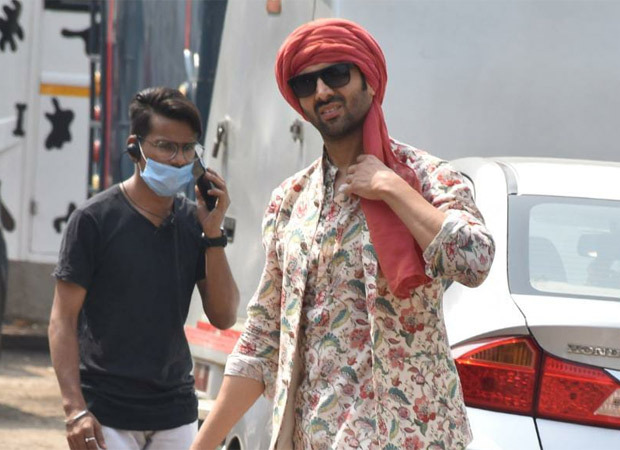 Kartik Aaryan spotted on the sets of Bhool Bhulaiyaa 2, looks dapper dressed in the traditional Rajasthani outfit Kartik Aaryan spotted on the sets of Bhool Bhulaiyaa 2, looks dapper dressed in the traditional Rajasthani outfit