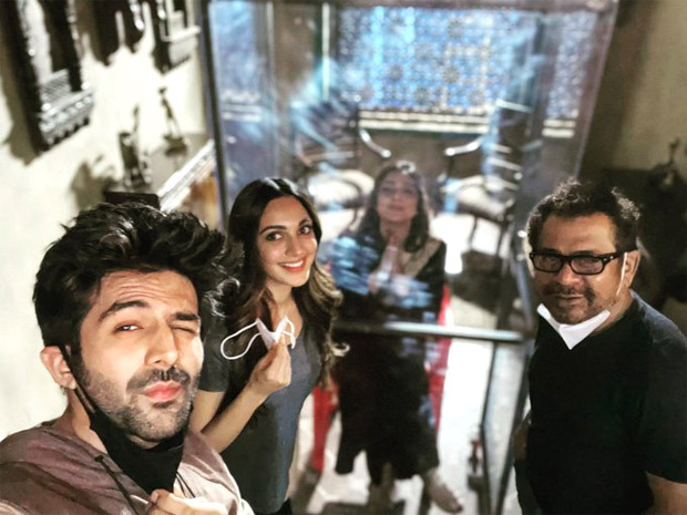 Kartik Aaryan welcomes Tabu back on the sets of Bhool Bhulaiyaa 2 as she brings portable Z++ bio-bubble to shoot Kartik Aaryan welcomes Tabu back on the sets of Bhool Bhulaiyaa 2 as she brings portable Z++ bio-bubble to shoot