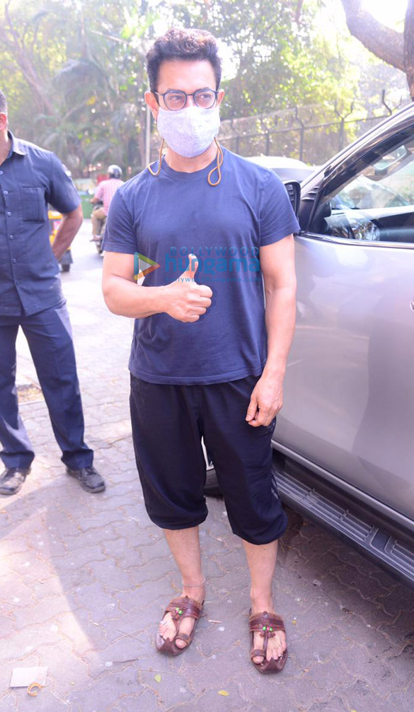 photos aamir khan snapped in bandra 3