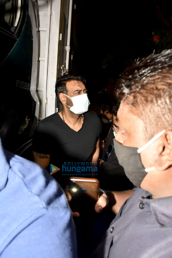 photos ajay devgn and aakanksha singh spotted at shoot location in bandra 4