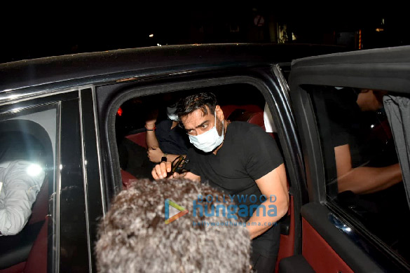 photos ajay devgn and aakanksha singh spotted at shoot location in bandra 6