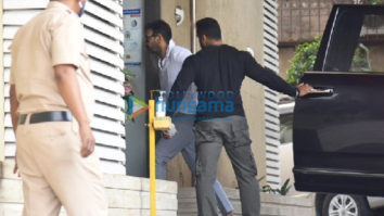 Photos: Ajay Devgn snapped in Juhu